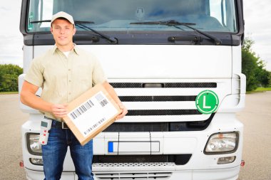 Karavanın yanında duran servis elemanı