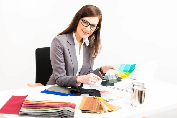 Diseñadora de interiores femenina en su escritorio — Foto de Stock