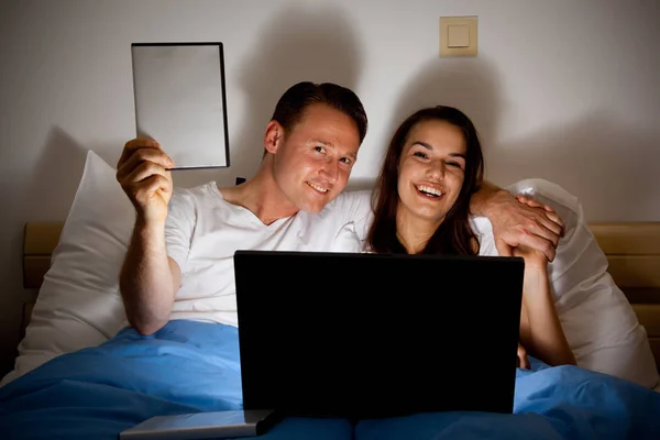 Ευτυχισμένο ζευγάρι βλέποντας ένα βίντεο — Φωτογραφία Αρχείου