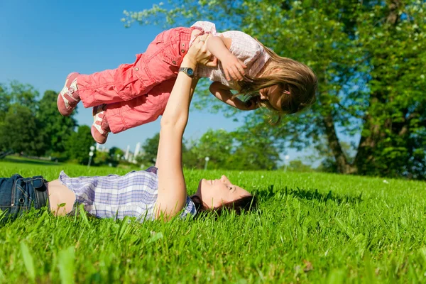 Mãe e filha em um parque — Fotografia de Stock