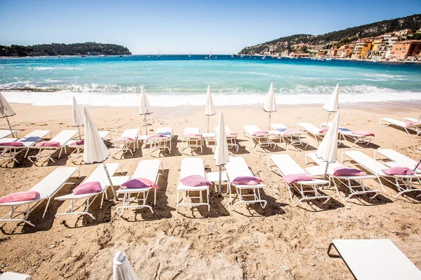 Weiße Sonnenschirme am Strand — Stockfoto