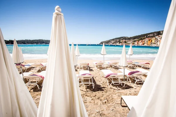 Sombrillas blancas en la playa — Foto de Stock