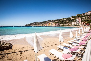 Kumsalda beyaz şemsiye