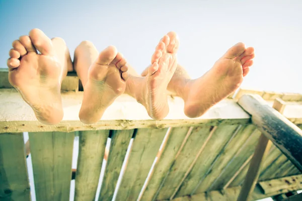 Pareja joven junto al mar —  Fotos de Stock