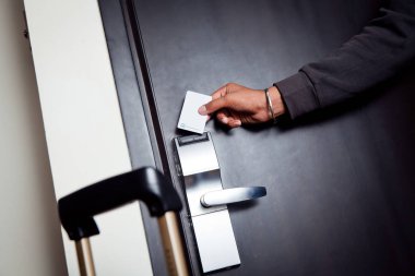onun otel odasının kilidini genç Hintli