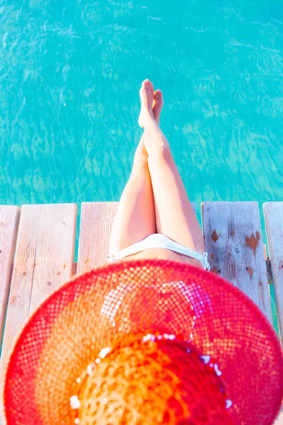 Mujer joven junto al mar — Foto de Stock