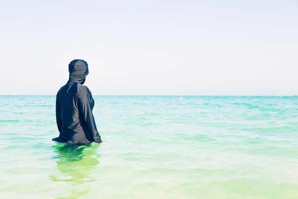 Mujer joven en burkini nadando en el mar —  Fotos de Stock