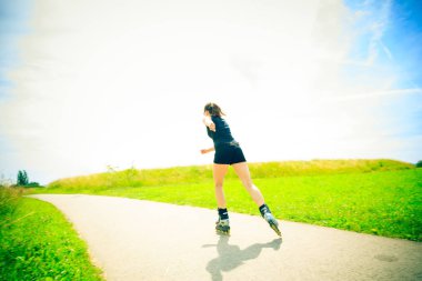 Satır içi paten genç kadınla