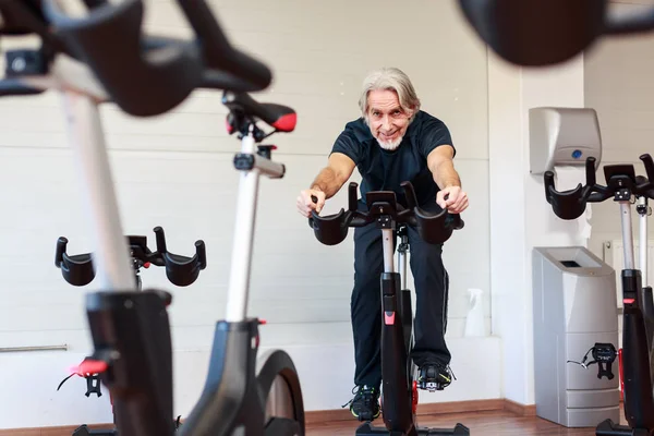 Senior kaukasischer Mann arbeitet aus — Stockfoto