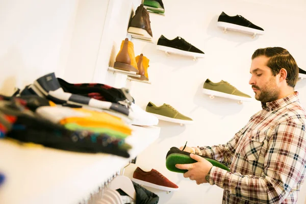 Взрослый мужчина покупает обувь — стоковое фото