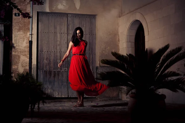 Hermosa mujer en vestido rojo posando —  Fotos de Stock