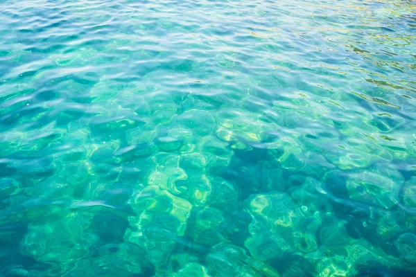 清澈的水，在地中海海洋海岸 — 图库照片
