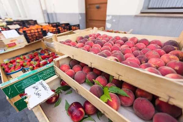 Verse producten op een markt In Zuid-Frankrijk — Stockfoto