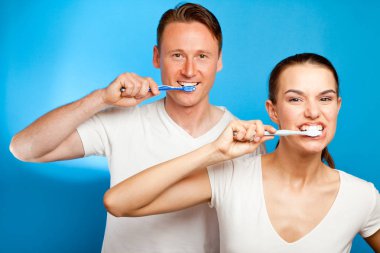 Erkek ve kadın onların diş fırçalama