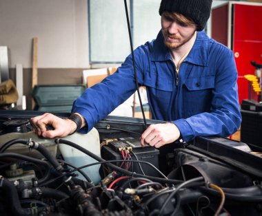 Bir araba motoru kontrol mekanik