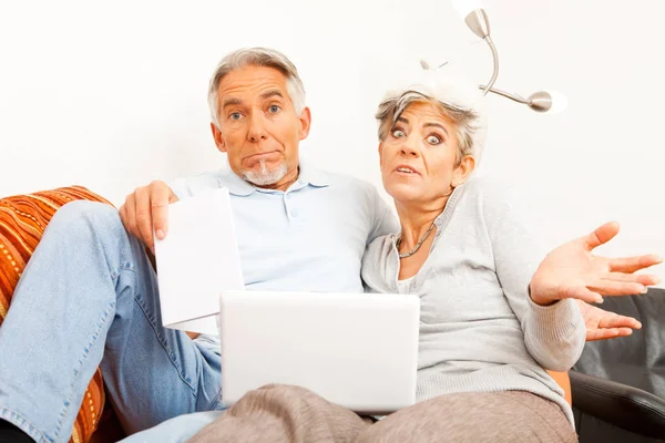 Seniorenpaar versteht das Internet nicht — Stockfoto