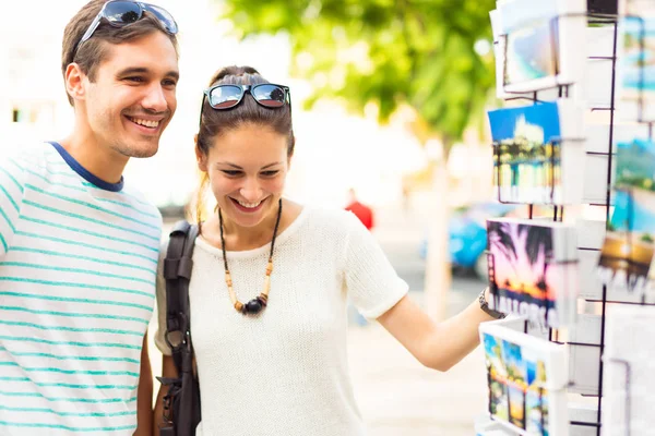 Tourists Shopping For Postcards — Stock Photo, Image