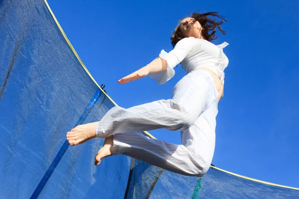 Asszony juming a trambulin — Stock Fotó