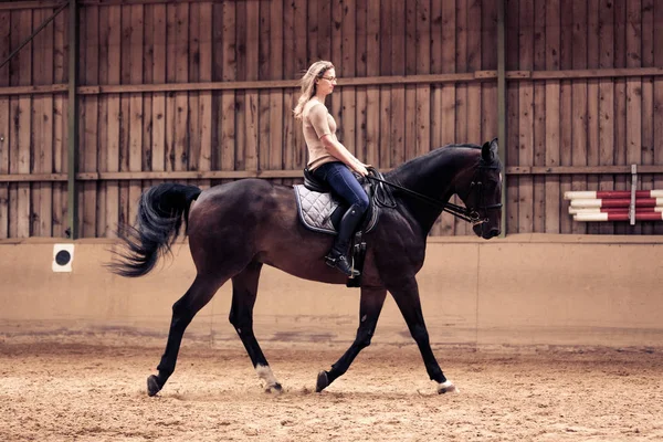 Vrouw haar paard rijden — Stockfoto