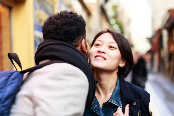 Young Adults Kissing In The Streets Of Paris — Stock Photo, Image