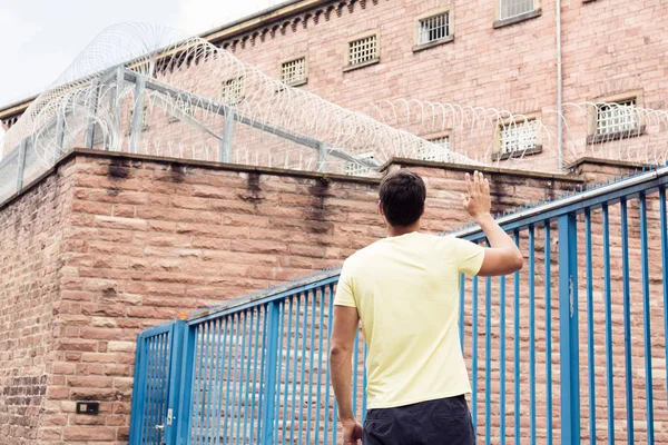 Özlüyor onun tutuklu kız genç adam