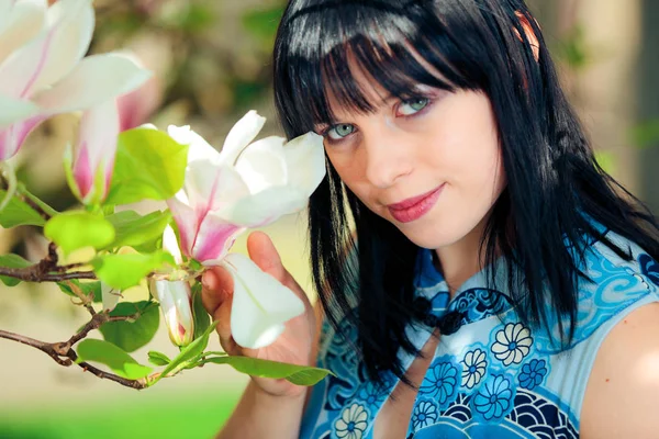 Jeune femme aux fleurs de magnolia — Photo