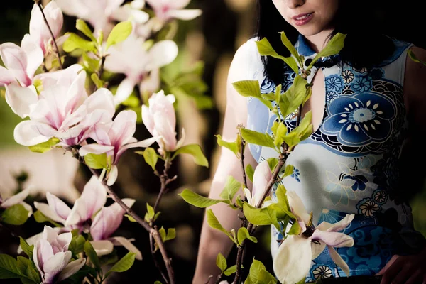 Jeune femme aux fleurs de magnolia — Photo