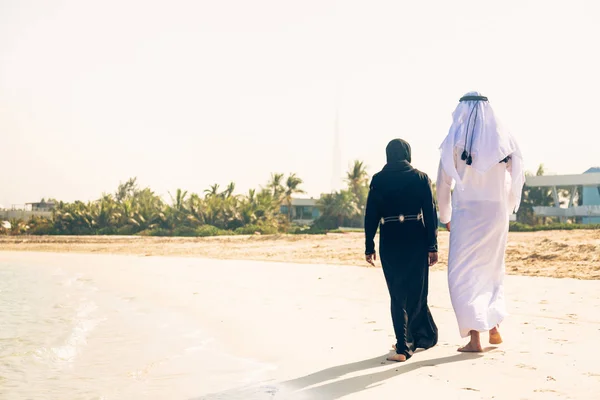 Αραβική ζεύγος που περπατά στην παραλία — Φωτογραφία Αρχείου
