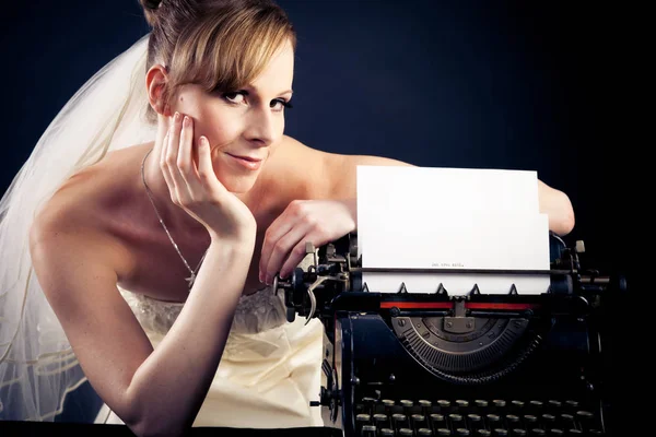 Belle mariée avec machine à écrire — Photo