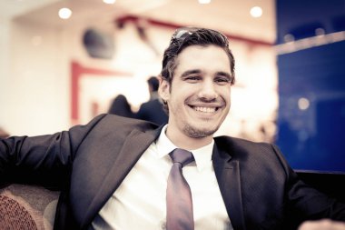 bir kafede oturan işadamı