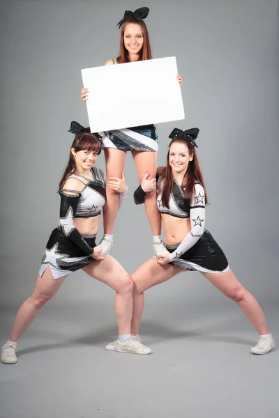 Cheerleader Team uitvoeren van een dij staan — Stockfoto