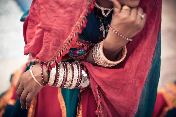 Detail der traditionellen rajasthani Kleidung und Schmuck — Stockfoto