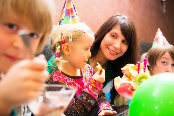 Família desfrutando de uma festa de aniversário — Fotografia de Stock