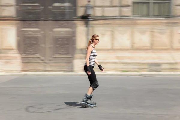 Ώριμη γυναίκα Rollerblading — Φωτογραφία Αρχείου