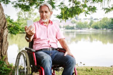 Tekerlekli sandalyedeki adam.