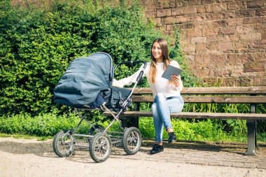 Genç anne ile bebek arabası park