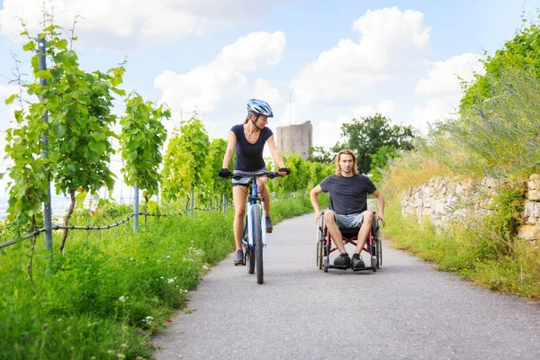 Young Couple In Wheelchair Enjoying Time Outdoors — Stock Photo, Image