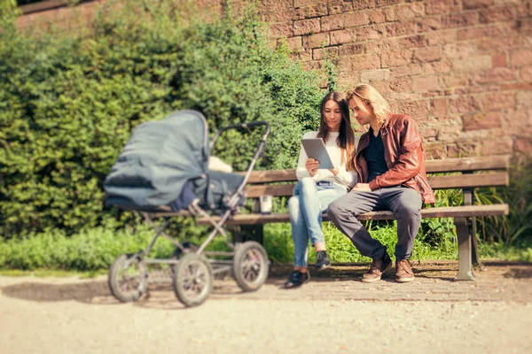 Anne ile bebek arabası park
