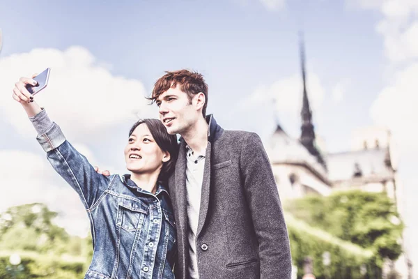 Молода пара багатоетнічного в Парижі — стокове фото