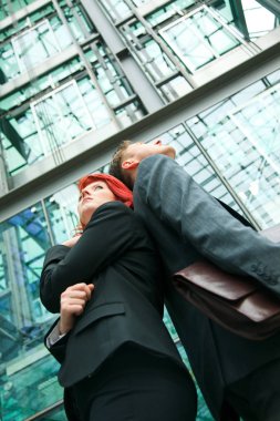 İş adamları bir ofis binası önünde