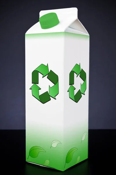 Cartón con símbolo de reciclaje — Foto de Stock