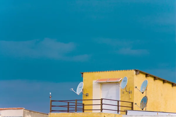 Casa de campo con platos de sattelita — Foto de Stock