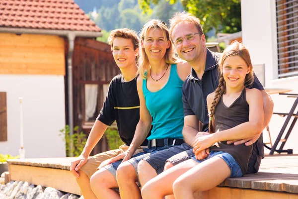 Família de quatro pessoas no quintal — Fotografia de Stock