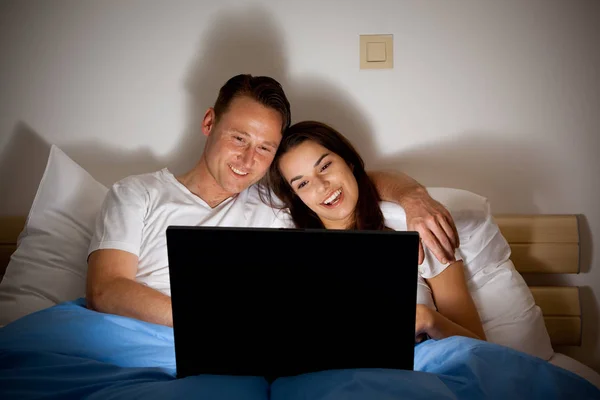 Ευτυχισμένο ζευγάρι βλέποντας ένα βίντεο — Φωτογραφία Αρχείου