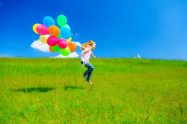Meisje met kleurrijke ballonnen — Stockfoto