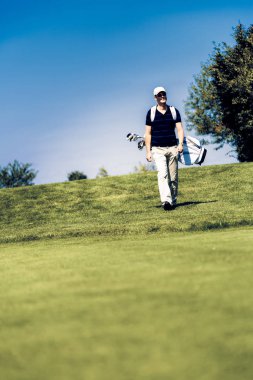 Golf topunu yürüyen adam