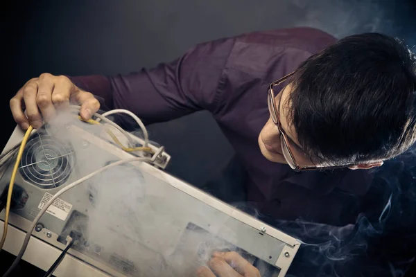 Nerd mit Rauch aus seinem PC — Stockfoto