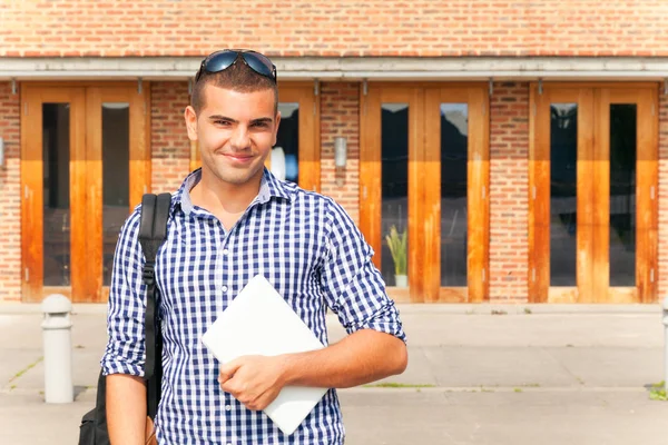 Étudiant debout devant le collège — Photo