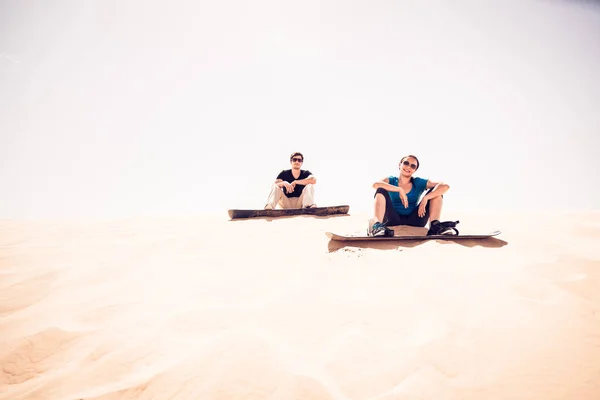 Turistas Esquí de arena en el desierto —  Fotos de Stock