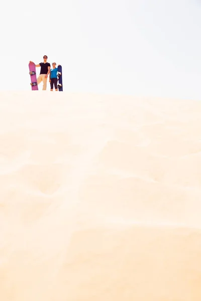 Touristes Ski de sable dans le désert — Photo